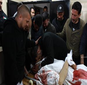 وداع الشهيدين معمر في مستشفى رفيديا بمدينة نابلس (تصوير: أيمن النوباني/وفا)